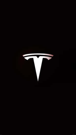 Tesla 標誌在黑色背景上發光。