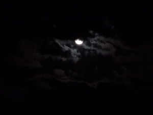 彎月在夜空中的暗雲後發光 — 月色夜空 壁紙