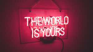 霓虹燈牌寫著「The World Is Yours」在牆上發出紅光。