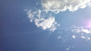 藍天白雲和太陽耀斑 — 天氣 壁紙
