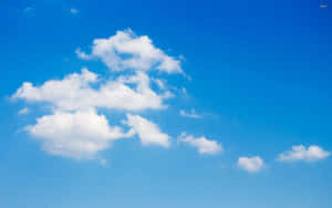 蓬鬆的白雲在晴朗的日子裡漂浮在清澈的藍天上。 — 藍天 壁紙