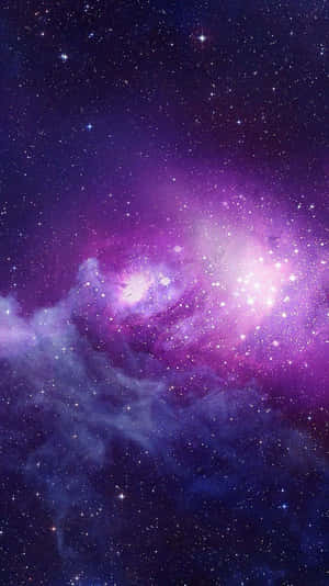 充滿活力的紫色和藍色星雲，在深空中佈滿閃爍的星星。