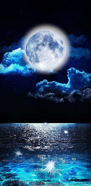 滿月照耀在發光的藍色海洋上，星空和雲的倒影。