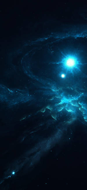 深空中帶有發光恆星的鮮豔藍色星雲