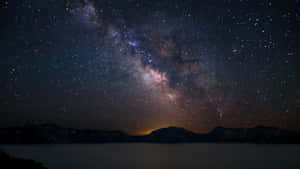 銀河系在湖和山脈上空（夜晚）