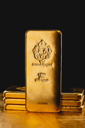 一堆金條，其中一塊直立，帶有獅子徽章和雕刻細節。 — 金色美學 GIF 壁紙