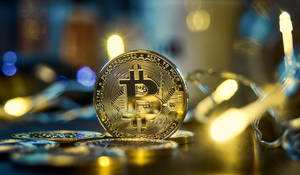 一枚金色比特幣硬幣被仙女燈和其他硬幣環繞在黑暗的表面上。