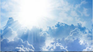陽光穿過蓬鬆的白雲，照耀在清澈的藍天上。