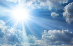 太陽在藍天中透過白雲明亮地照耀。