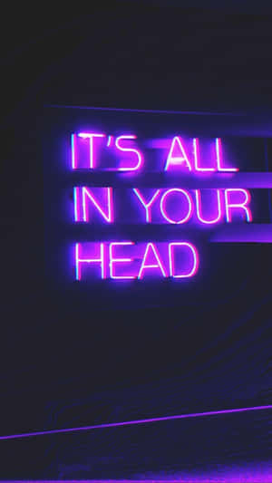 深色牆上寫著 it's all in your head 的紫色霓虹燈牌。 — 夜景城市 壁紙