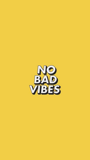 黃色背景上帶有粗體白色3D文字，寫著no bad vibes。