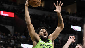 籃球運動員在擠滿觀眾的場館中跳投。 — 籃球 壁紙