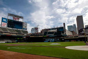 Target Field 棒球場，空座位和背景中的城市天際線。 — 棒球 壁紙