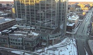 日落時分，玻璃摩天大樓與雪景城市天際線 — 天際線 壁紙
