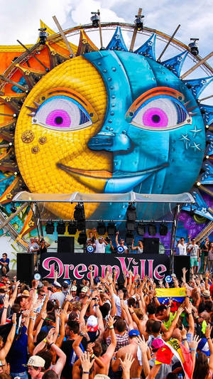Dreamville 音樂節上，人群在巨大的太陽月亮舞台下歡呼。