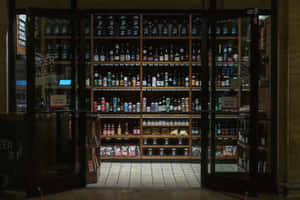 打開的玻璃門揭示了一家啤酒商店，裡面有裝滿瓶子和罐子的貨架。