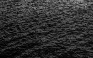 單色調帶顆粒風暴感的深色紋理海浪。 — 海浪 壁紙