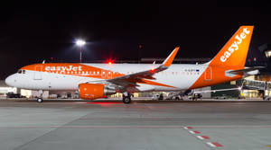 易捷航空飛機夜間停在機場停機坪。
