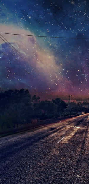 在色彩繽紛的星空下，一條黑暗的道路，有星雲和樹木剪影。 — Huawei Mate 70 Air 壁紙
