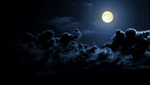 滿月穿過烏雲在夜空中閃耀。 — 月亮 壁紙