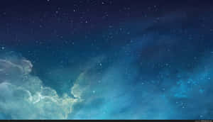星空，帶有發光的星雲雲團和深藍色宇宙背景。