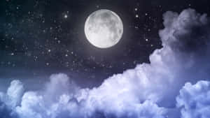 滿月在繁星點點的夜空下穿過雲層閃耀 — 月色夜空 壁紙
