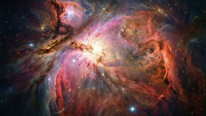恆星形成區域，帶有粉紅色與橙色氣體雲 — 太空 壁紙