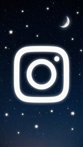 Instagram標誌在繁星點點的夜空上發光，伴隨著一彎新月。