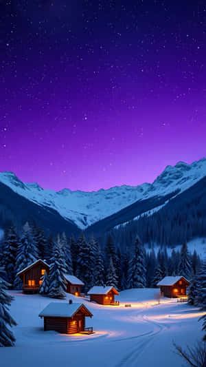積雪的山間小屋在星空下散發溫暖燈光，紫色天空