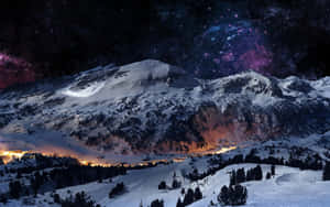 星空下積雪的山峰，下方村莊的燈光閃爍。