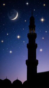 清真寺宣禮塔在星空夜空下的剪影，伴隨著新月。