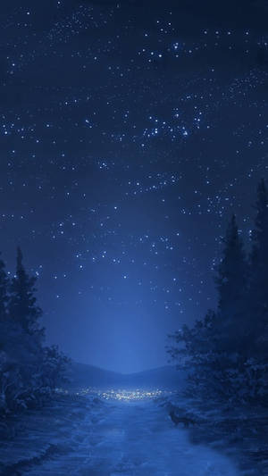 星空夜空下通往遠方發光小鎮的積雪森林小徑。