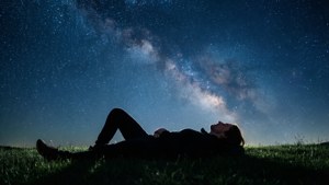 躺在草地上仰望銀河星星的人 — 呼吸 壁紙
