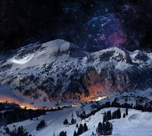 白雪覆蓋的山峰，在星空下，下方有發光的山谷燈光。 — 冬天 壁紙