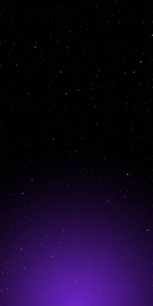 帶有紫色漸變光芒的星空夜空
