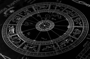 深色背景上帶有星座符號和線條的複雜占星圖。 — 星座 壁紙