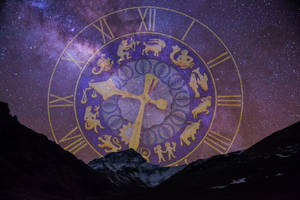 星座時鐘在銀河下雪山上空的夜空中發光。 — 星座 壁紙