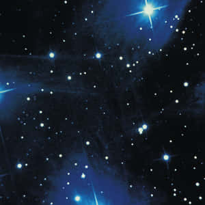 星光燦爛的夜空，帶有發光的藍色星雲和明亮的星星。 — 太空 壁紙