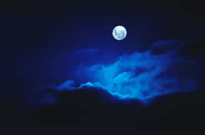 滿月透過深藍色雲層在夜晚閃耀。 — 月色夜空 壁紙