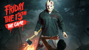 Jason Voorhees 在黑暗森林中將斧頭高舉在受害者上方，伴有火焰。