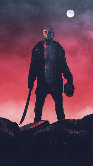 恐怖角色 Jason Voorhees 在夜晚的岩石懸崖上拿著砍刀，天空是紅色的。