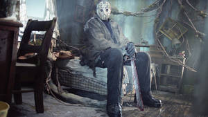 恐怖角色 Jason Voorhees 坐在破舊小屋的床上，手持一把血淋淋的砍刀。
