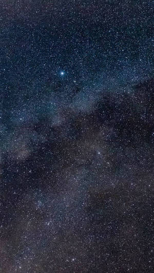 深靛藍色夜空中的銀河系，有恆星和宇宙塵埃雲