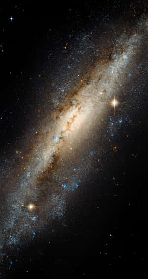 深空中帶有發光恆星和宇宙塵埃的螺旋星系。