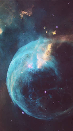 深空中充滿星星的鮮豔藍色和金色星雲。
