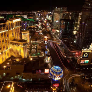 夜晚的拉斯維加斯大道，燈光明亮，車輛穿梭。