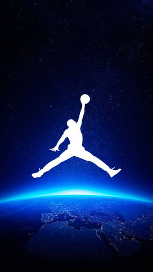 白色籃球運動員剪影在夜間跳躍於地球之上，伴隨著星星。 — Air Jordan GIF 壁紙