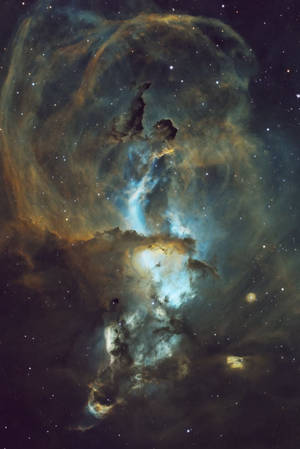 一個色彩繽紛的星雲，在深空中散發著發光的氣體和星星。