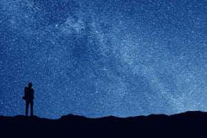 人站在山丘上，星空夜空下 — 星星 壁紙