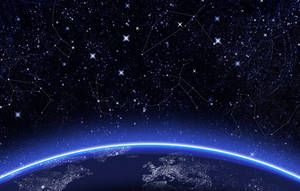 在星空下閃耀的地球地平線，可見星座。